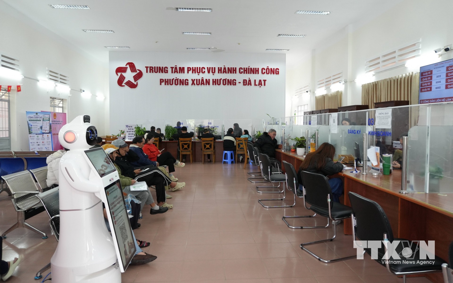 Robot AI được đặt ngay sảnh chính của Trung tâm phục vụ hành chính công phường Xuân Hương – Đà Lạt giúp người dân dễ dàng sử dụng. (Ảnh: Nguyễn Dũng/TTXVN)